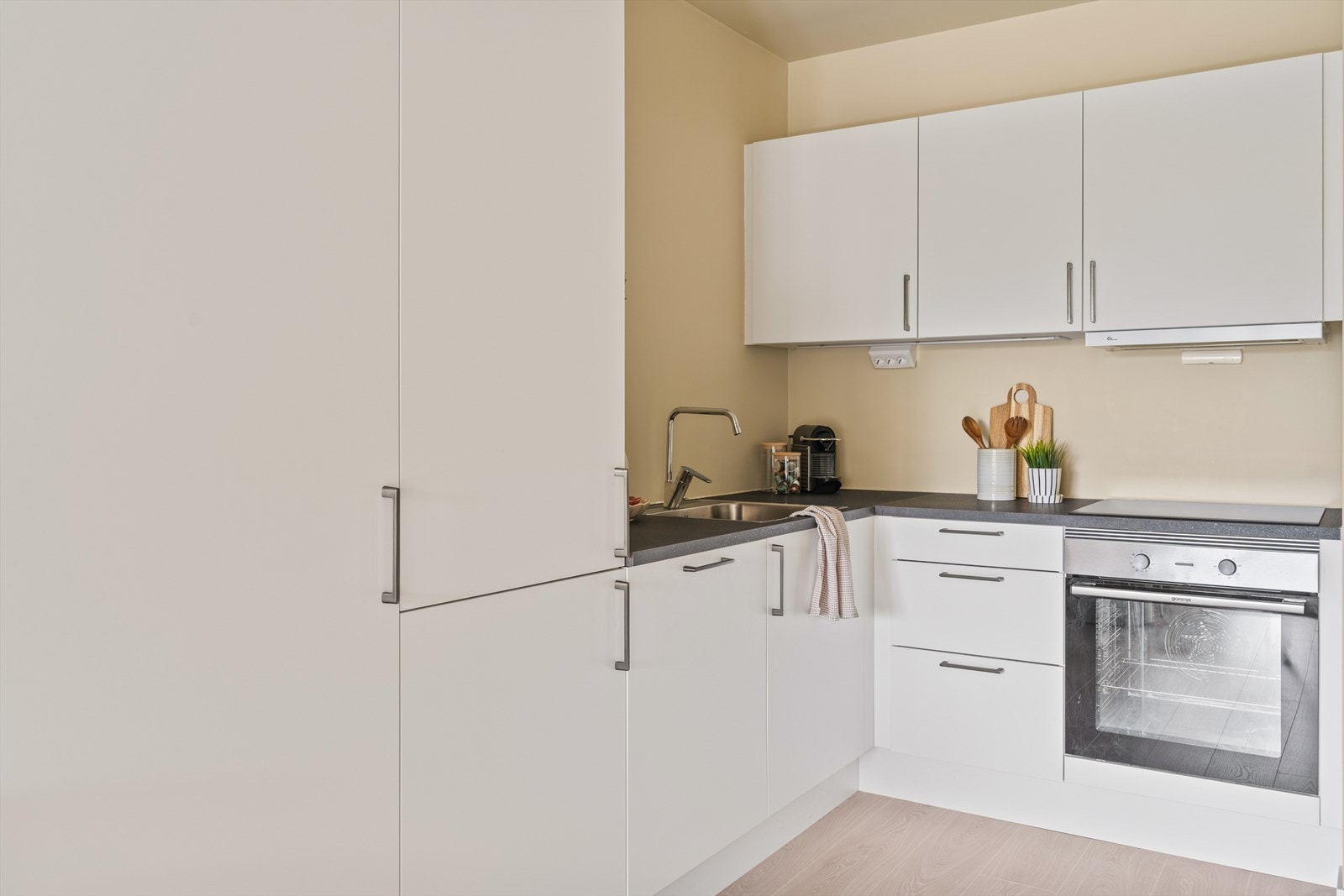 Over benkeplaten er det praktisk løsning som både er funksjonell og estetisk. Galleribilde