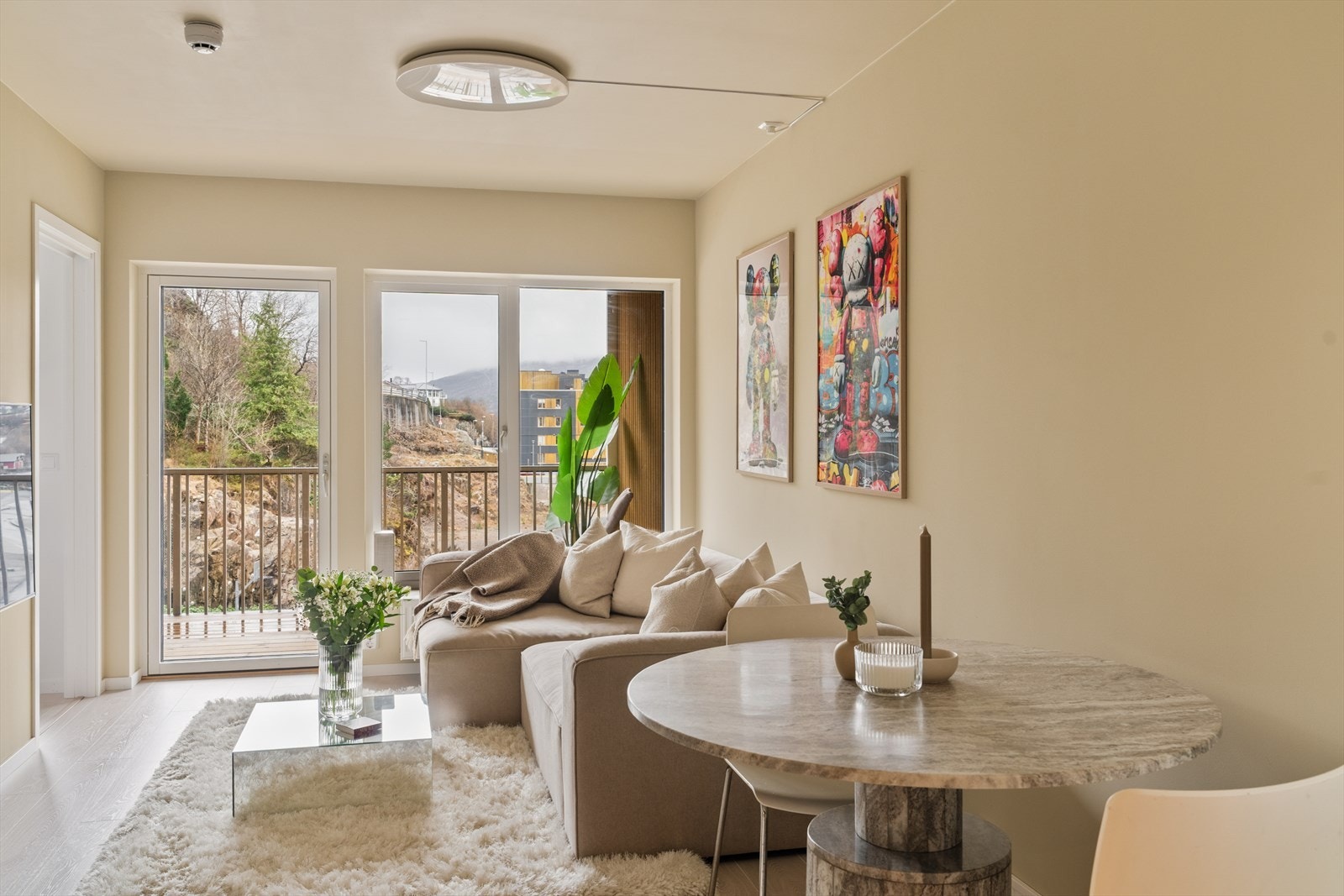 Store vindusflater slipper inn rikelig med naturlig lys og gir rommet en luftig og behagelig atmosfære. Galleribilde