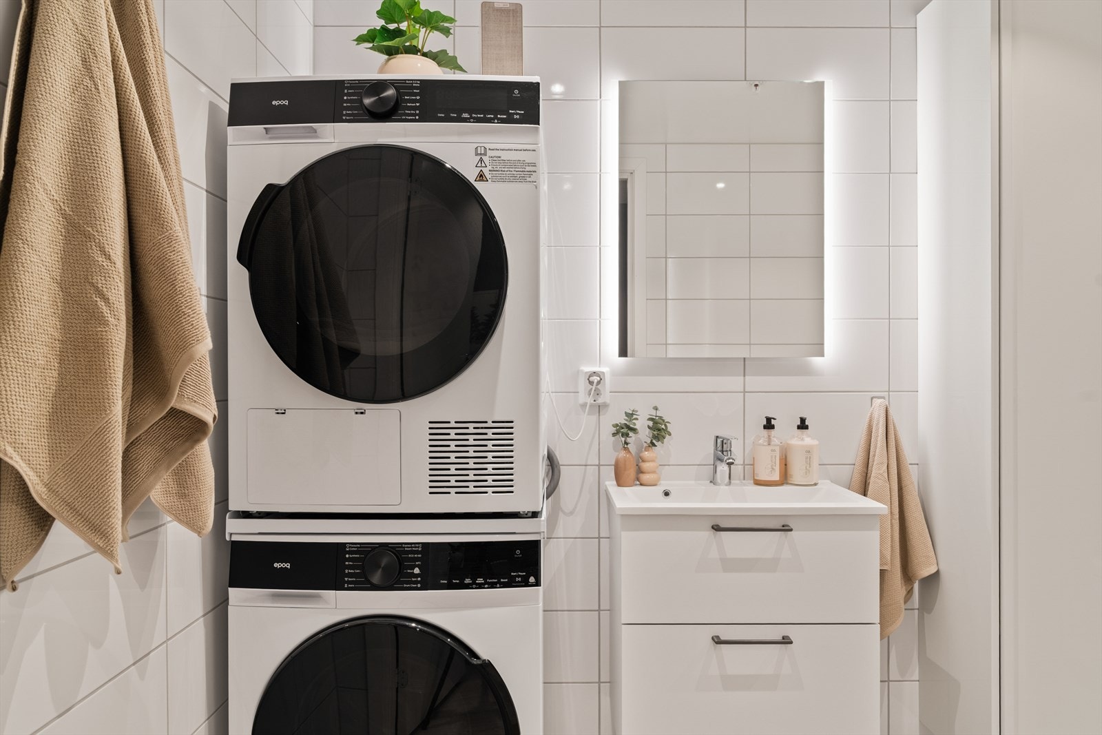 Badet fremstår stilrent og funksjonelt, med gode løsninger som gjør hverdagen komfortabel. Galleribilde