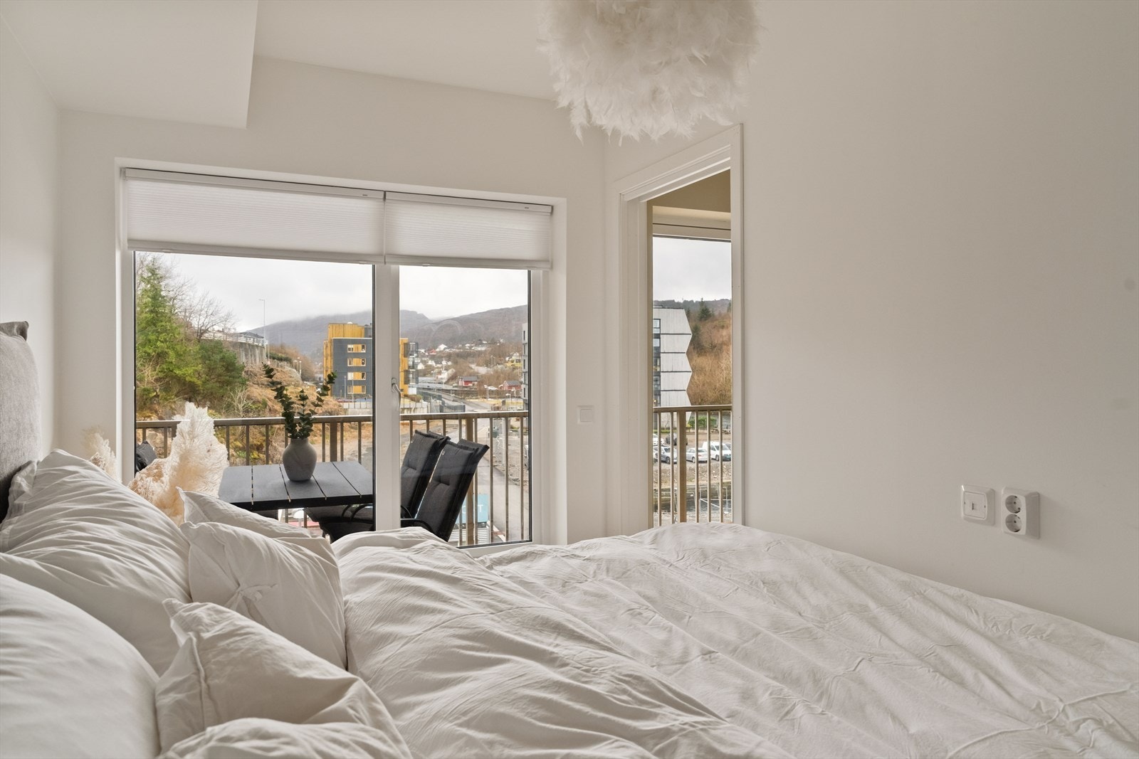 Her kan du enkelt innrede med garderobe og skape et funksjonelt og komfortabelt soverom. Galleribilde