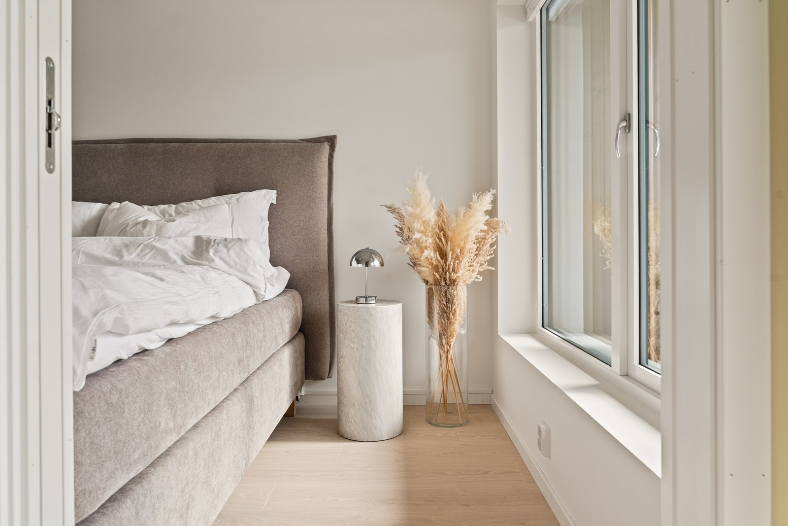 Rommet har en rolig atmosfære som gir gode forutsetninger for en god natts søvn. Galleribilde