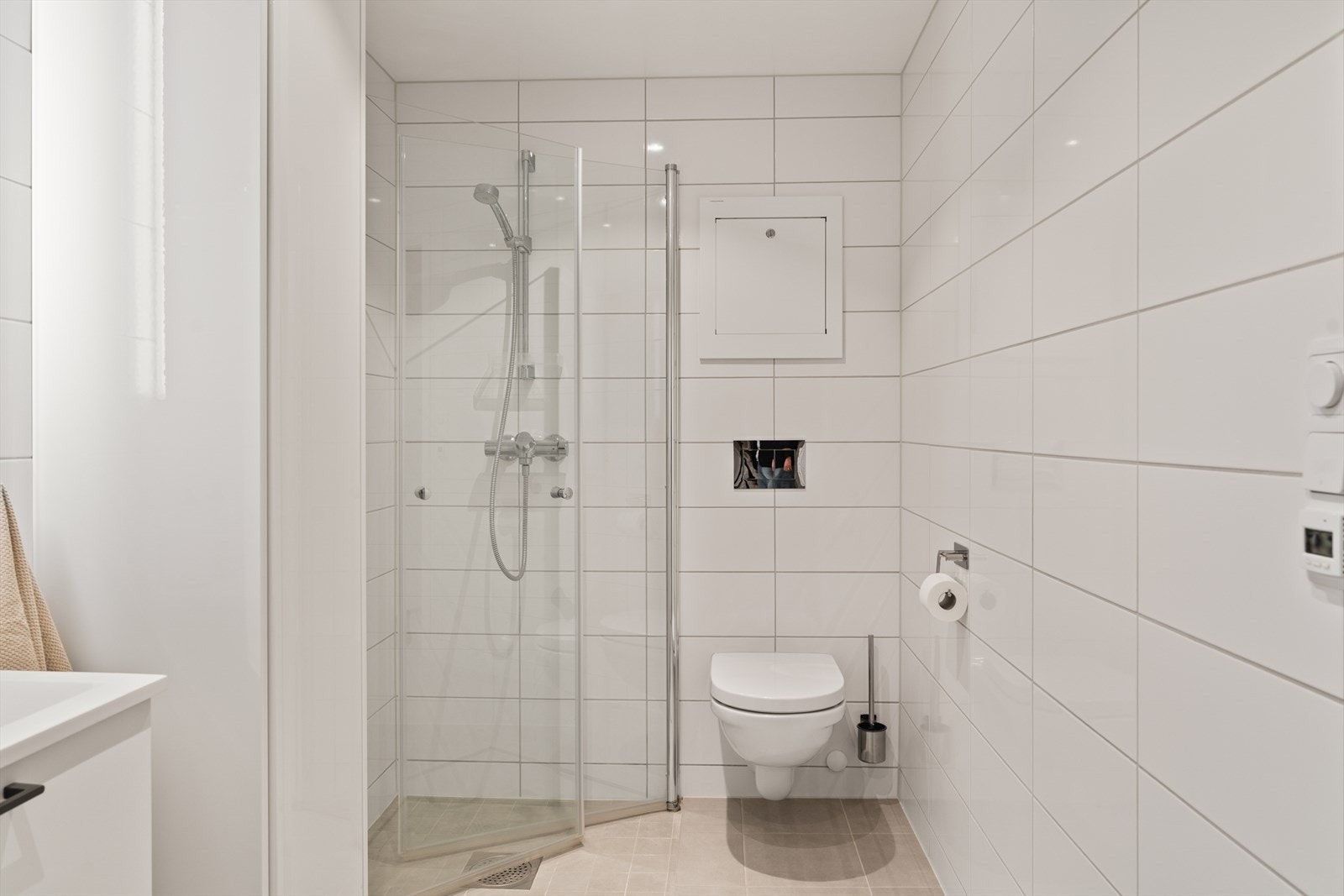 Her er det også god plass til oppbevaring, noe som gjør badet både praktisk og oversiktlig i hverdagen. Galleribilde