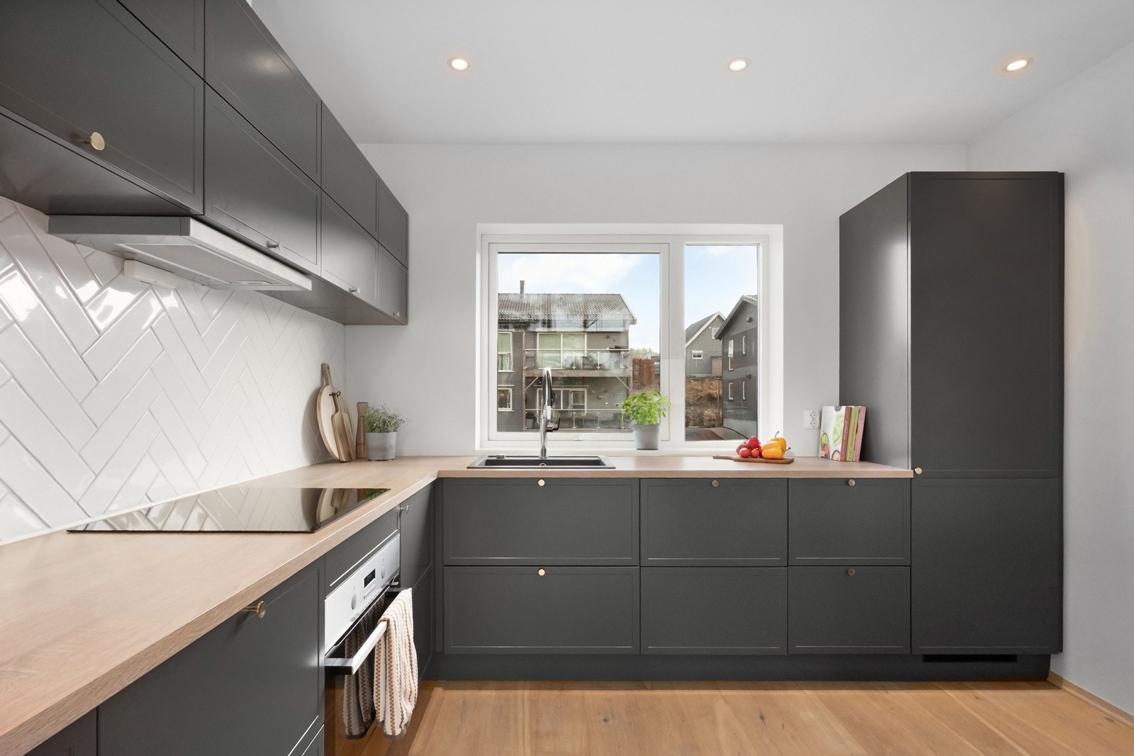 Hvitevarene er integrerte og består av oppvaskmaskin, platetopp, stekeovn og kjøleskap. Disse medfølger. Galleribilde