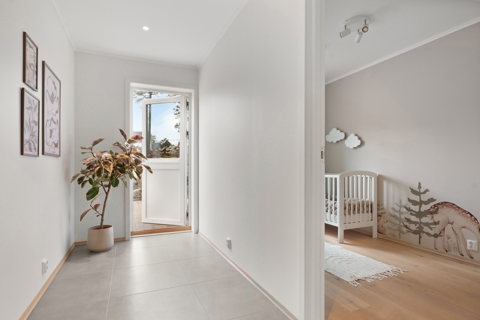 Fra gangen er det terrassedør ut til stor, vestvendt markterrasse. Galleribilde