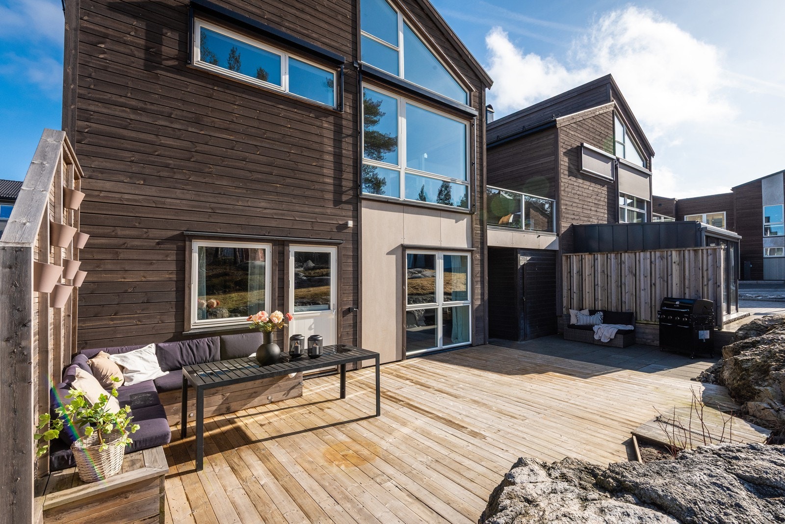 Uteplassen har god plass til både loungegruppe og spiseplass - perfekt for både hyggelige måltider og avslappende stunder utendørs. Galleribilde