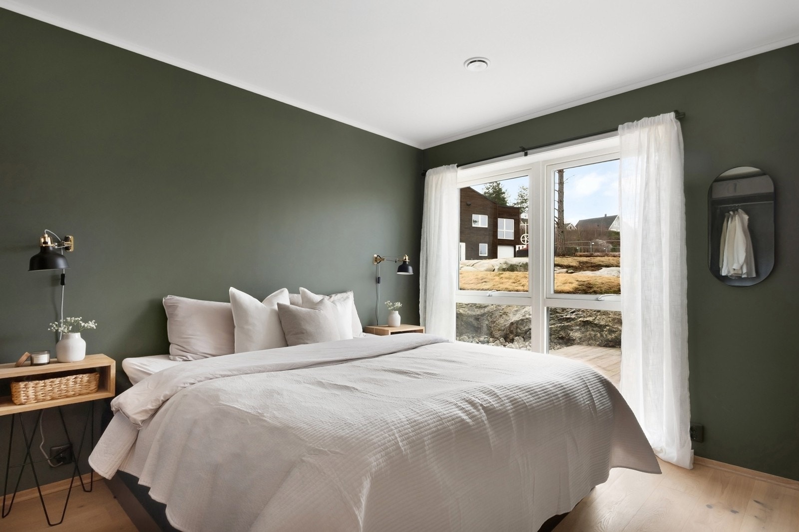 Hovedsoverommet har en behagelig grønnfarge som skaper en rolig og lun atmosfære. Vinduene vender mot den vestvendte uteplassen. Galleribilde