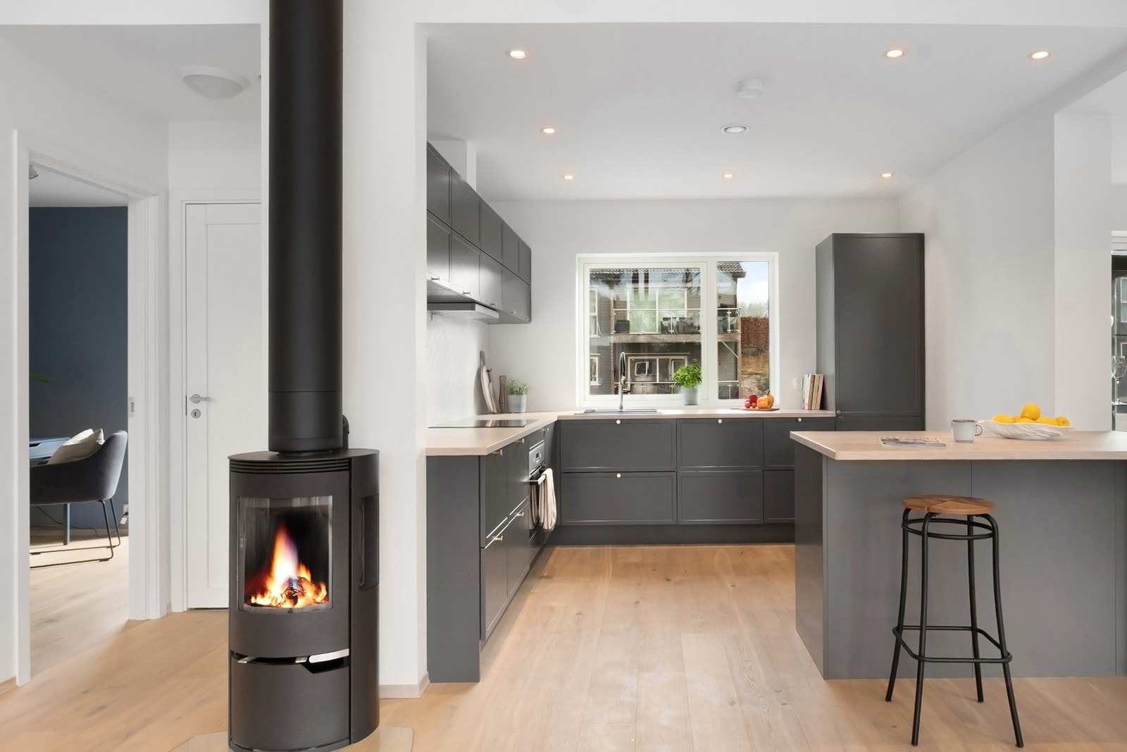 Kjøkkenet er et stilrent kvalitetskjøkken fra Stray med mørke, profilerte fronter og laminat benkeplate med nedfelt komposittkum. Galleribilde