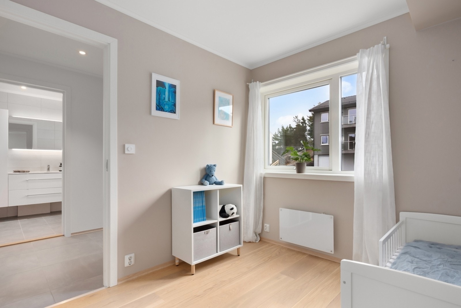 Samtlige soverom er romslige, med flott 1-stavs parkettgulv og gode vindusflater. Galleribilde