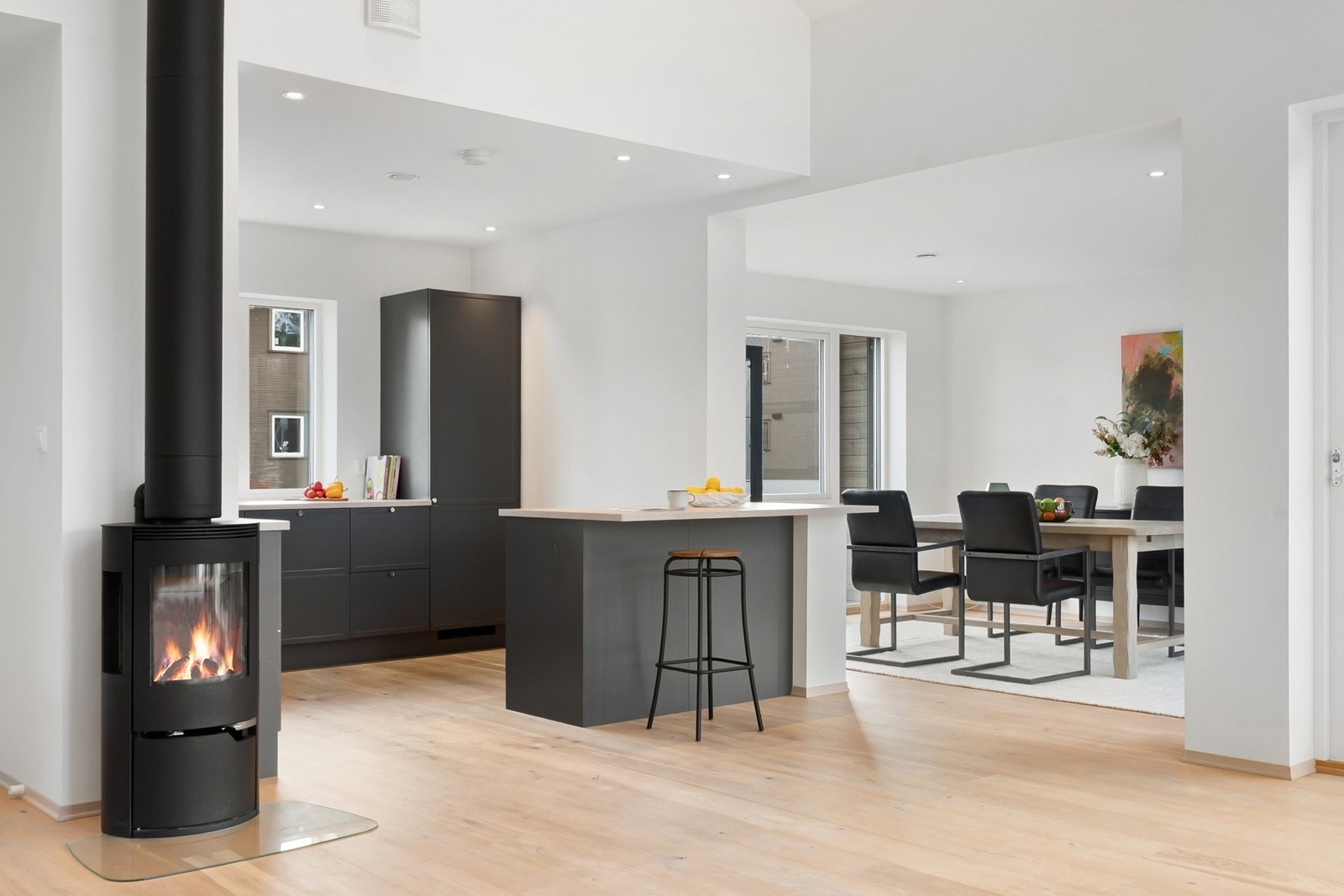 Spiseplassen er naturlig plassert i tilknytning til kjøkkenet, noe som legger godt til rette for sosiale sammenkomster. Galleribilde