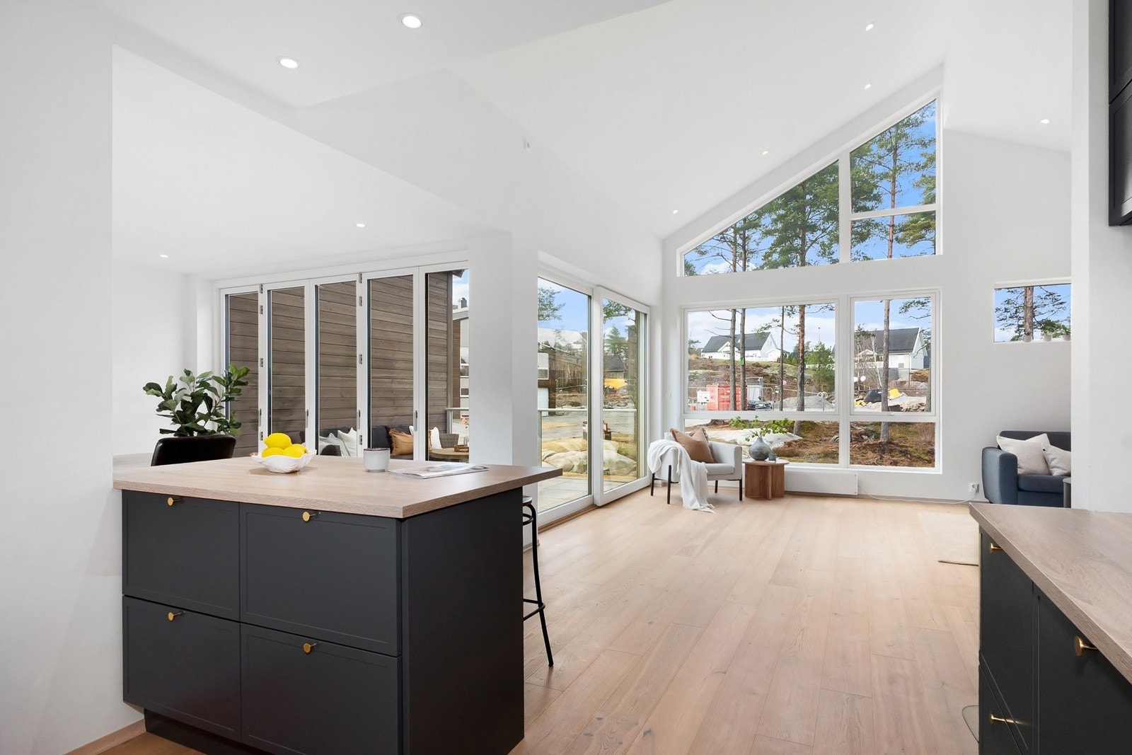 Flytt inn i en særegen og stilren bolig fra 2020, beliggende i et stille og barnevennlig område på Missingfjellet i Råde! Galleribilde