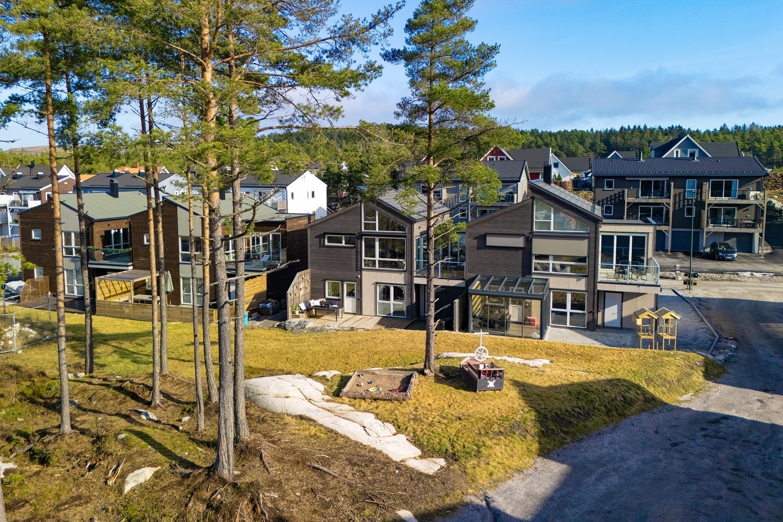 Nabolaget er preget av barnefamilier og et inkluderende nærmiljø. Kort vei til E6, Karlshus sentrum og flotte tur- og friområder. Galleribilde