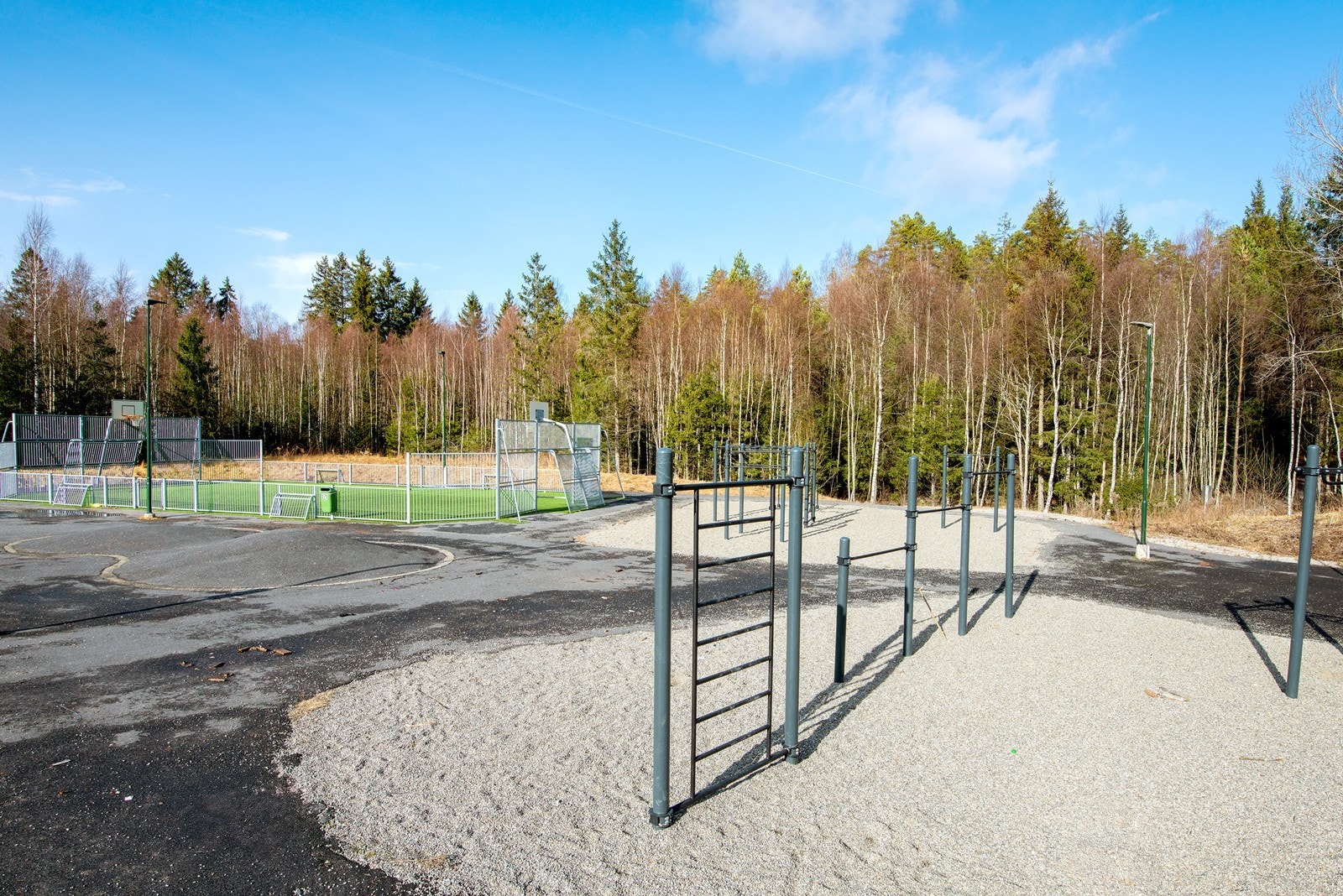 Kun ca. 250 meter fra boligen finner man også en fotballbane og lekeapparater. Galleribilde