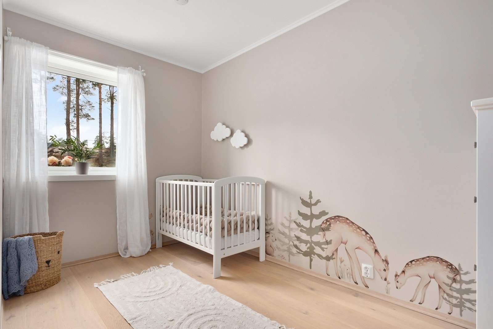 Soverom innredet som barnerom ligger rett over gangen for hovedsoverommet med koselige stickers på vegg. Galleribilde