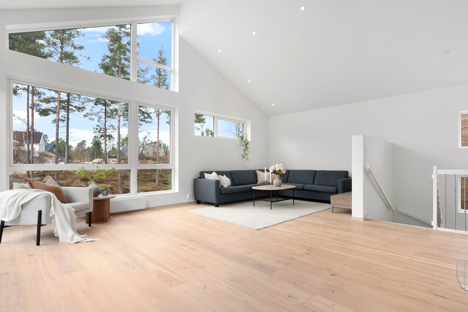 Tre av vinduene i stuen har utvendige screens for effektiv solskjerming på varme dager og redusert innsyn. Galleribilde