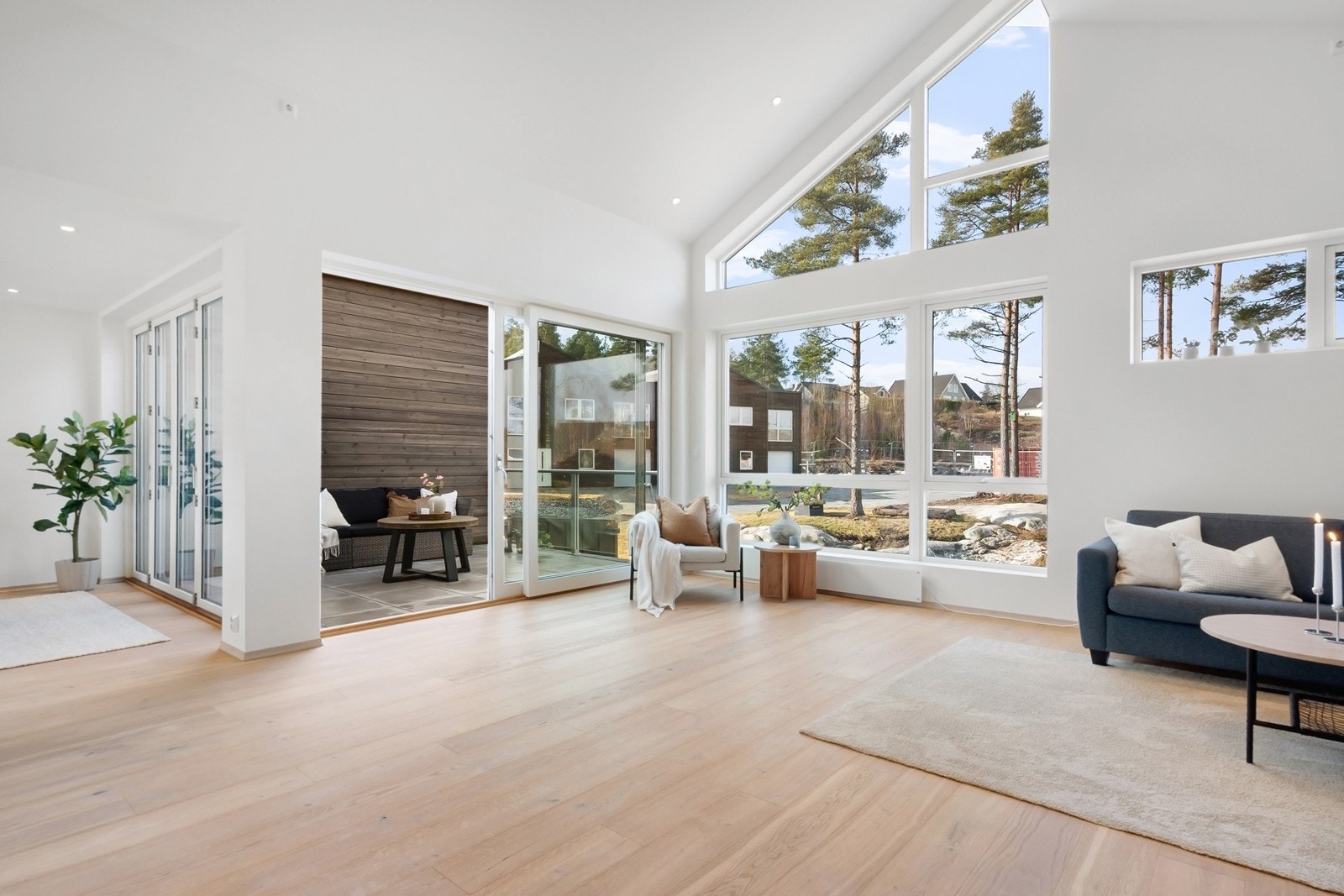 2. etasje er lys og luftig med meget generøs takhøyde på opptil ca. 4,8 meter og store vindusflater. Galleribilde