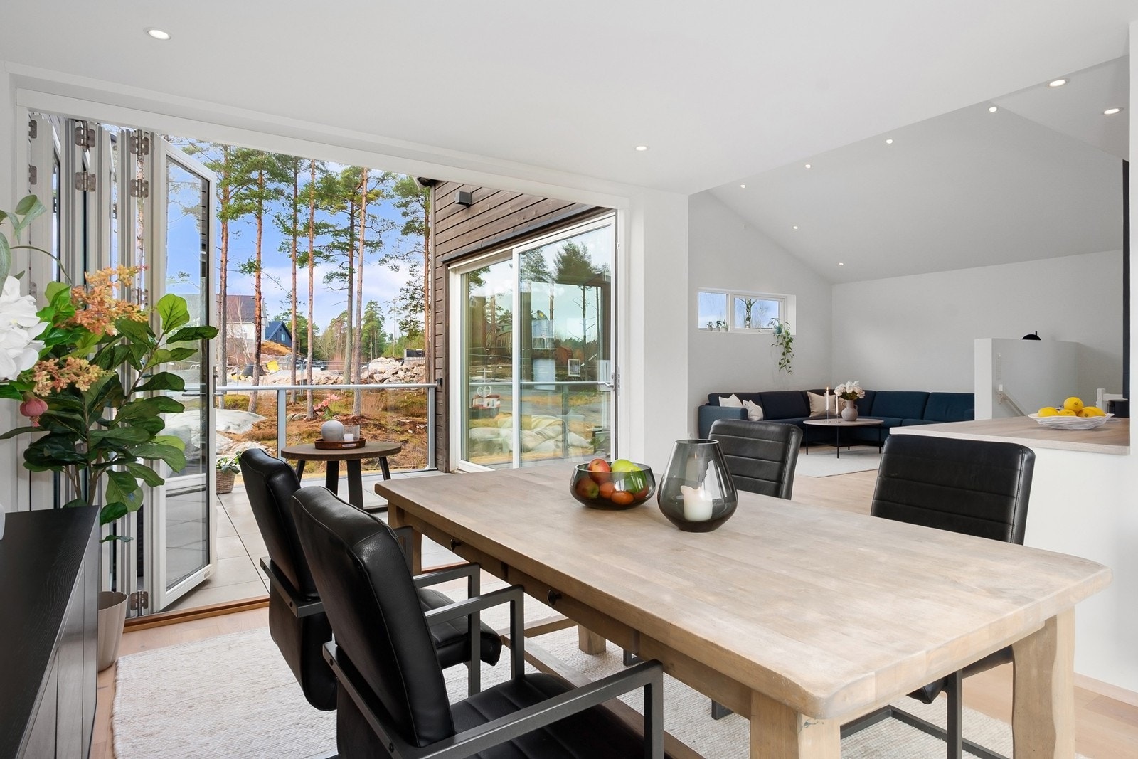 Fra spiseplassen er det foldedør som kan åpnes helt opp ut til terrassen. Dette skaper en luftig og fin overgang mellom inne- og utearealet på sommerstid. Galleribilde