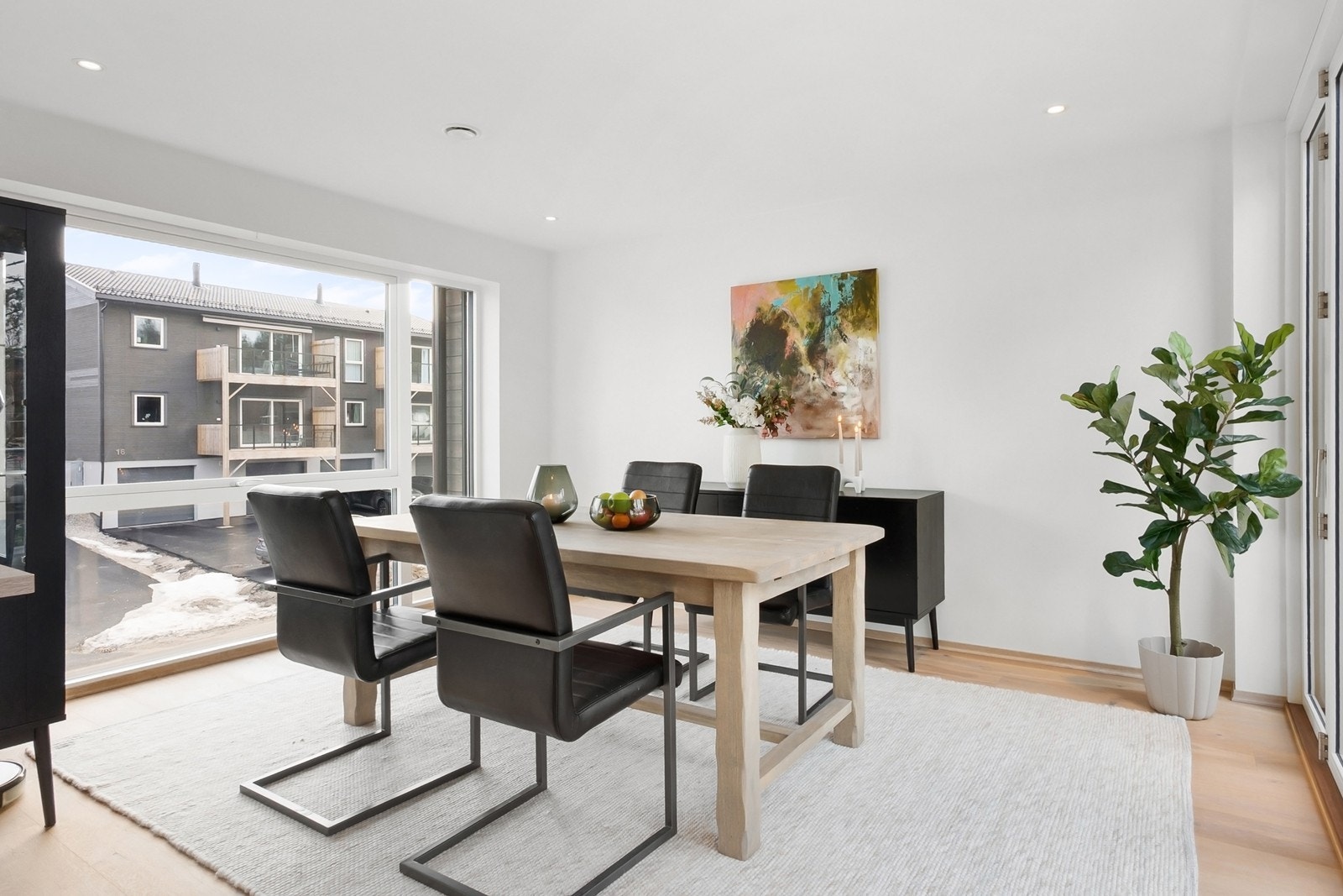 Spiseplassen er lys og innbydende med store vindusflater på to sider, med plass til et stort spisebord - perfekt for både familiemiddager og sosiale sammenkomster. Galleribilde