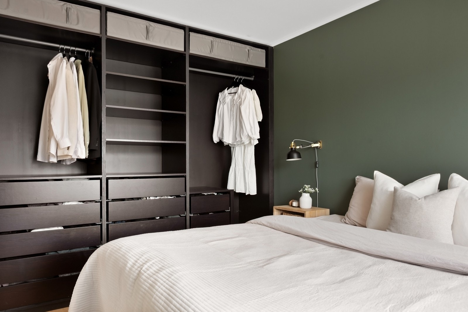 Garderobeløsning langs hele den ene veggen gir rikelig med plass til klær og tilbehør. Galleribilde