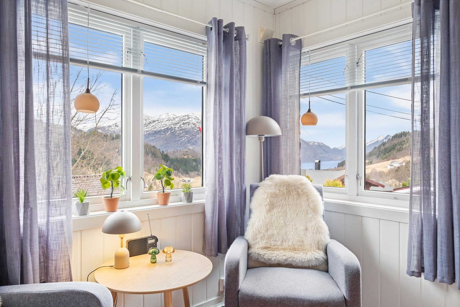 Fra stuekroken har en flott fjordutsikt Galleribilde