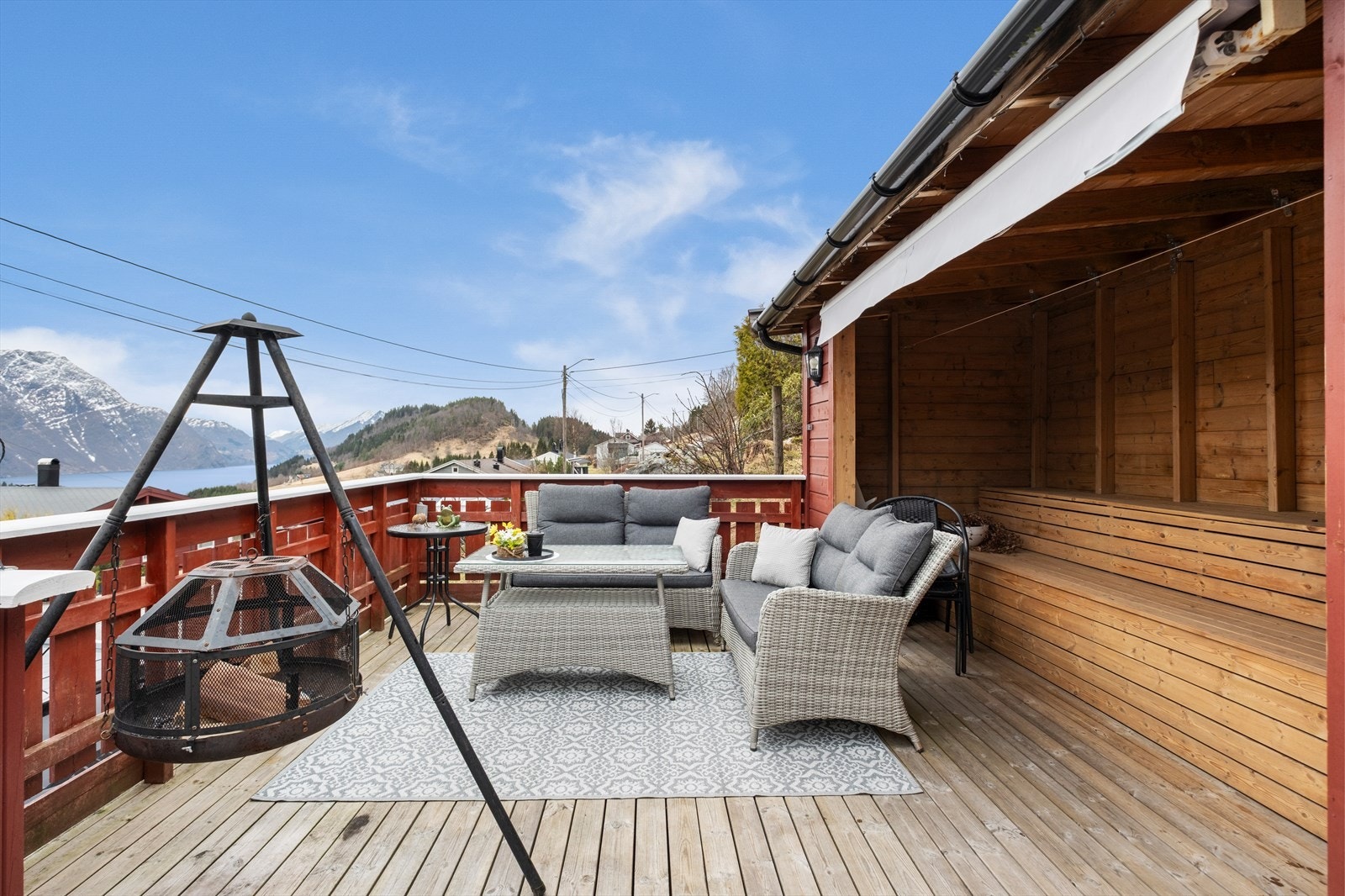 Romslige og flotte utearealer med både vestvendt og sydvendt terrasse Galleribilde