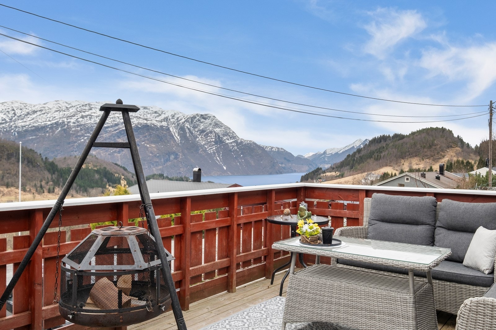 Fra terrassen har en flott fjordutsikt! Galleribilde