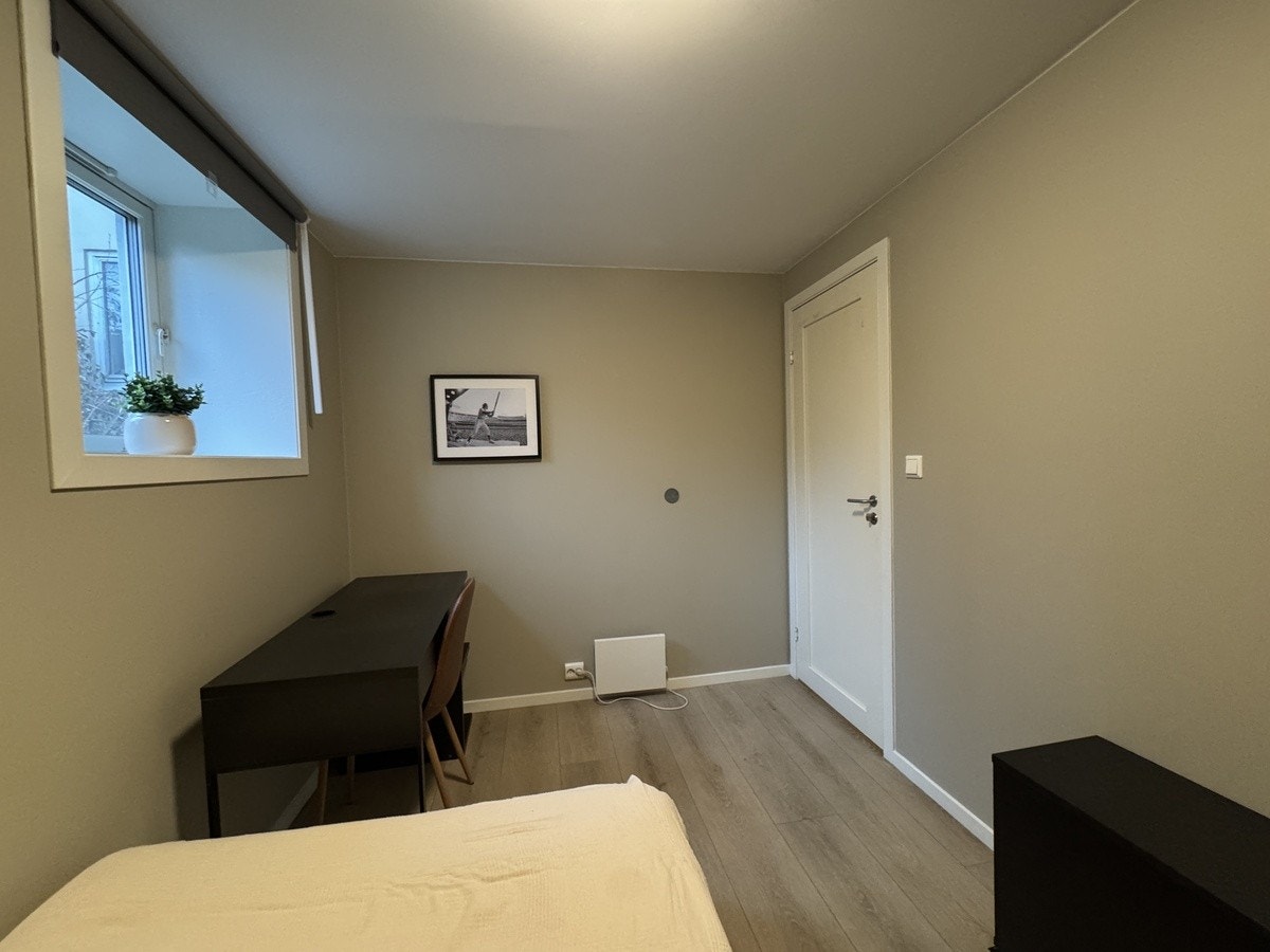 Soverom 1 med skrivebord og nattbord Galleribilde