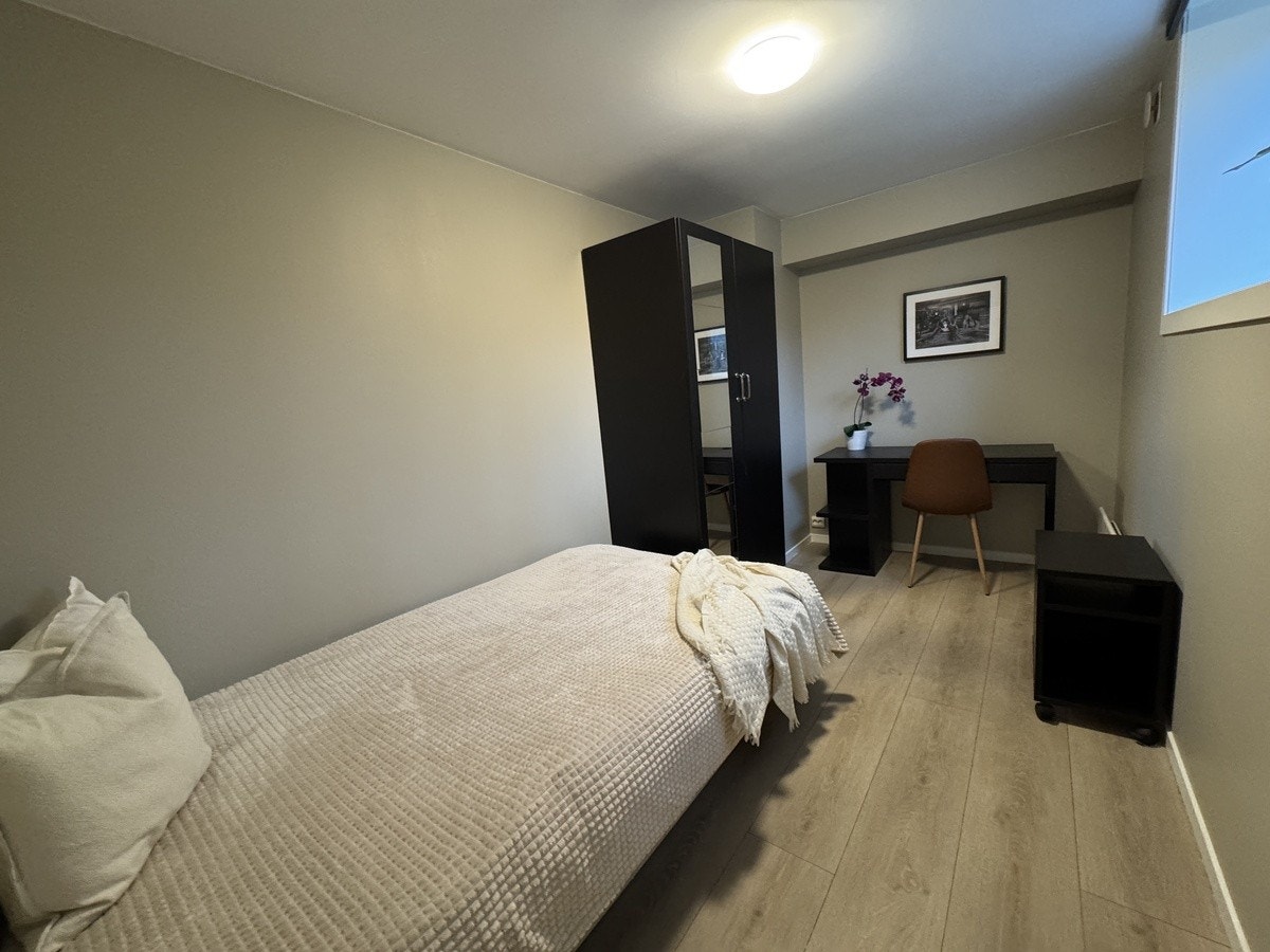 Soverom 2 med 120cm seng, stort garderobeskap og skrivebord med stol Galleribilde