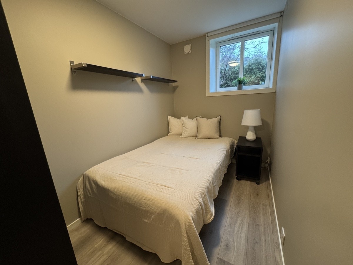 Soverom 3 med 120cm seng, nattbord , hylle. Seng kan endres til 90cm bred og da sette inn en pult på siden av seng hvis ønskelig Galleribilde