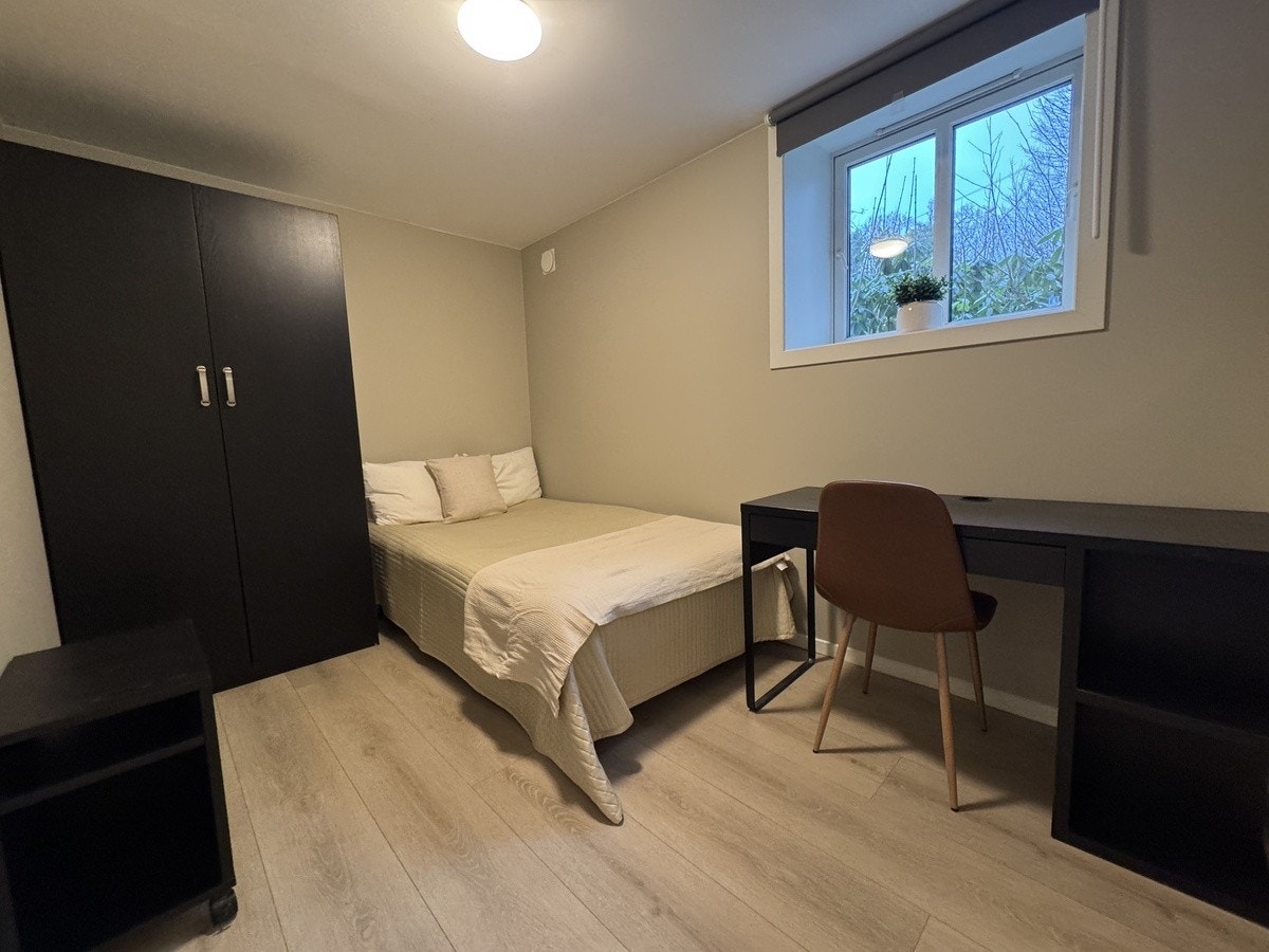 Soverom 1 med 120cm seng, skrivebord med stol og stort garderobeskap Galleribilde