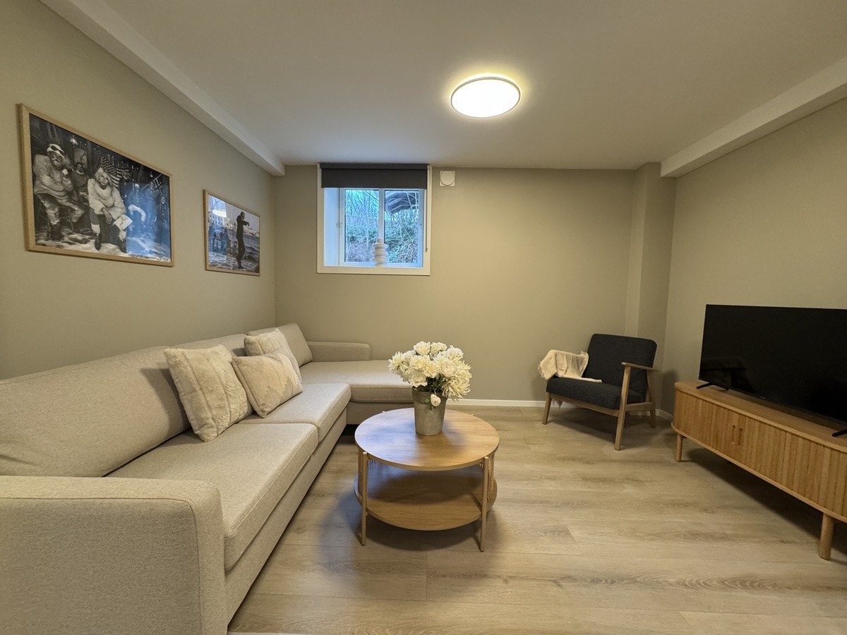 Flott ny sofa og møbler i eik Galleribilde