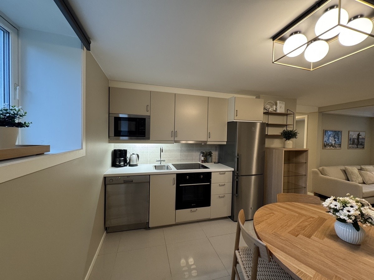 Kjøkken med alt av hvitevarer. Microovn, oppvaskmaskin, kjøl/frys, platetopp og ovn. Galleribilde