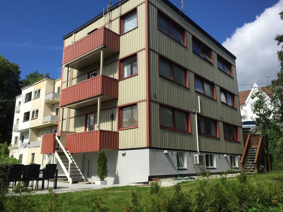 Leiligheten ligger nederst med direkte utgang til hage Galleribilde