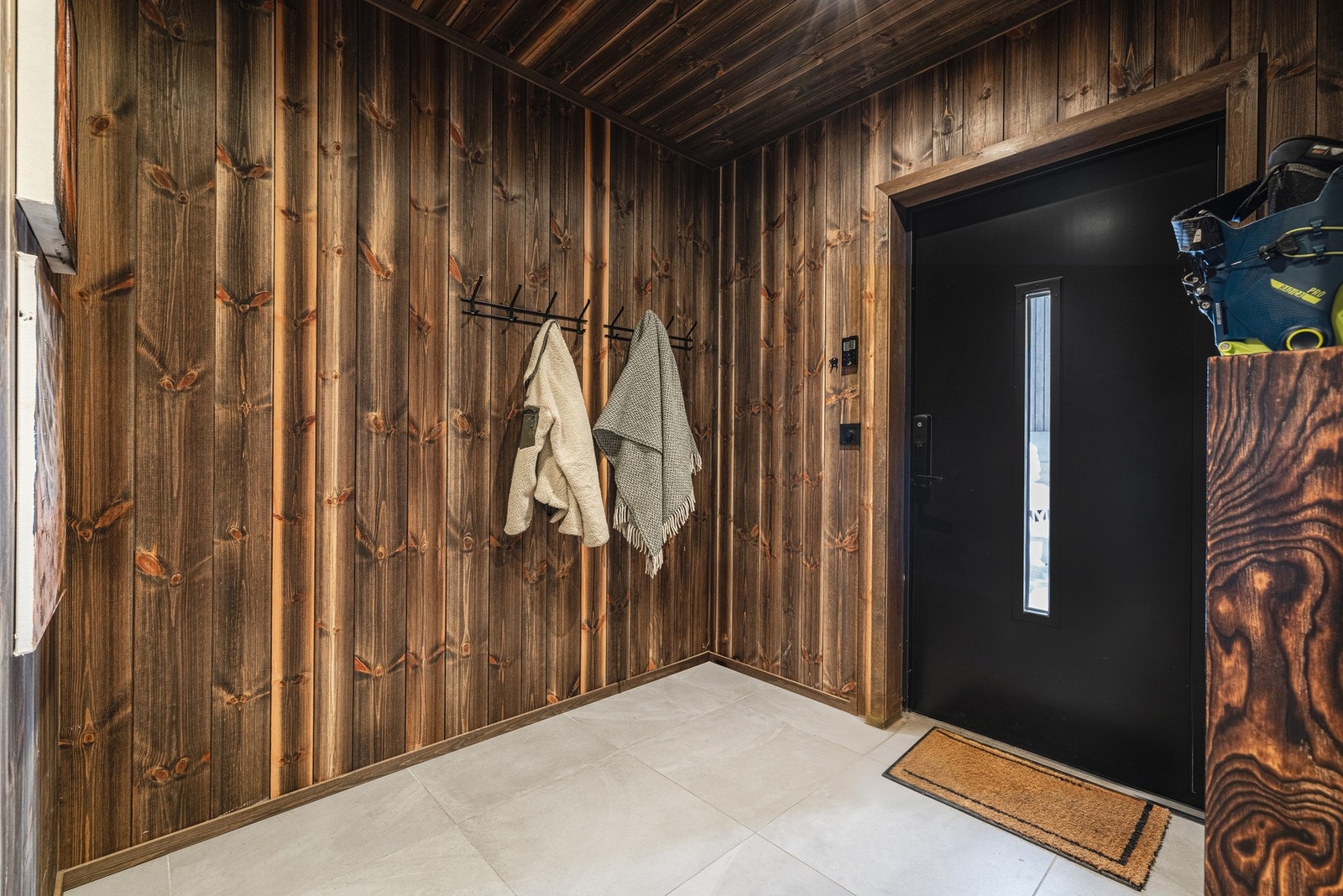 Romslig hall. Galleribilde