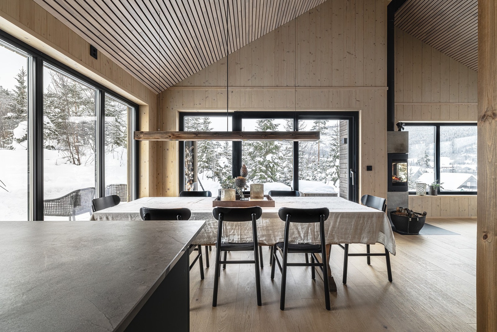 Spisestuen ligger åpent mot kjøkken. Galleribilde