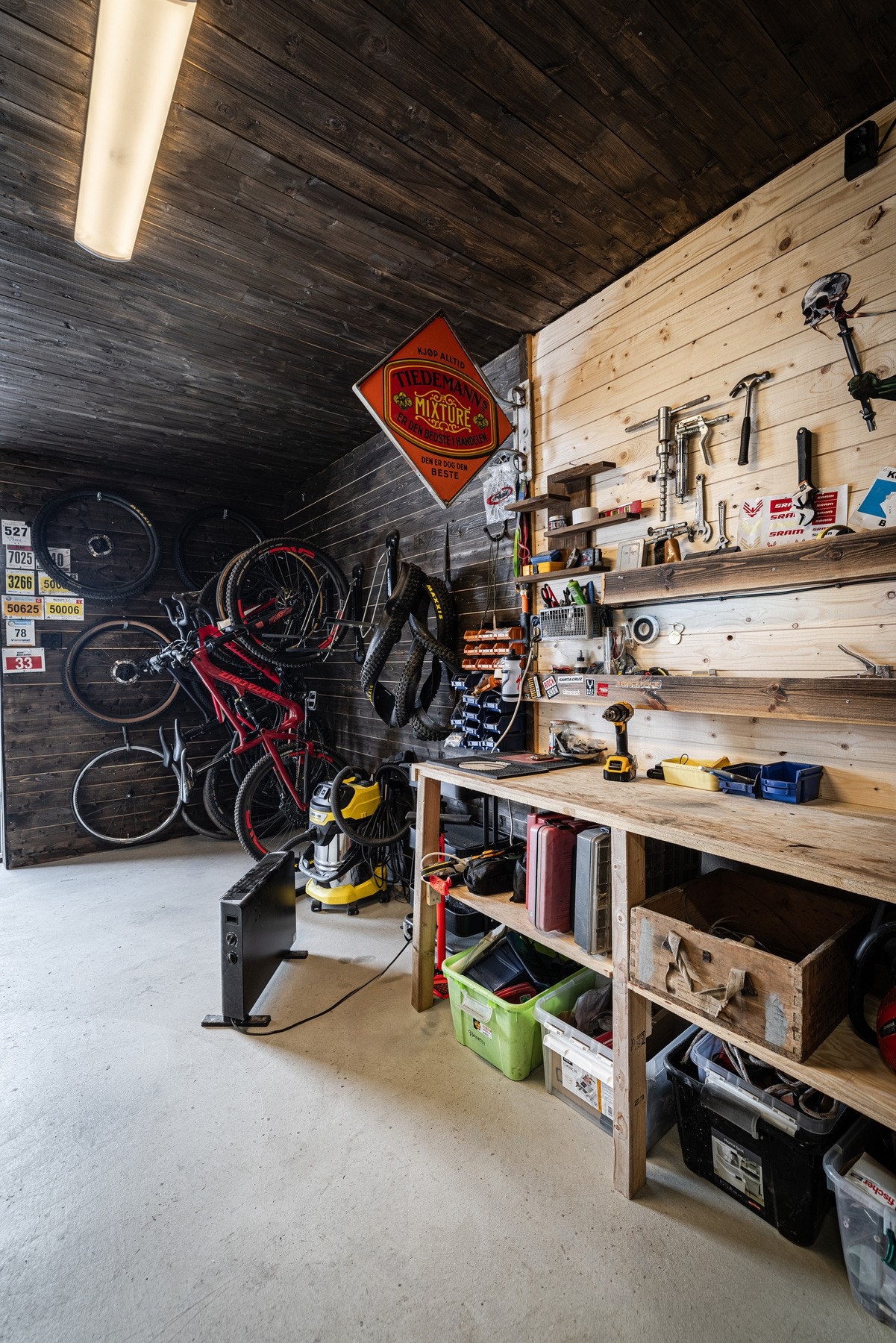 Stor isolert sportsbod. Galleribilde