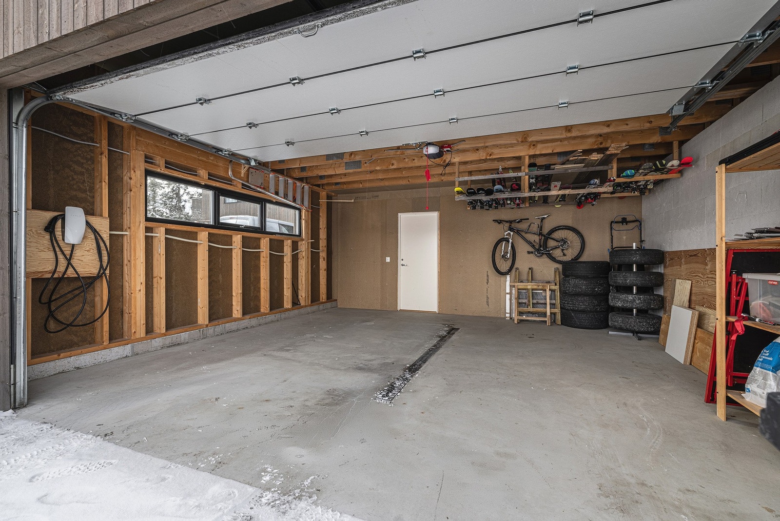 Dobbelgarasje med innfelt sluk, oppbevaring på loft og sportsbod innenfor. Galleribilde