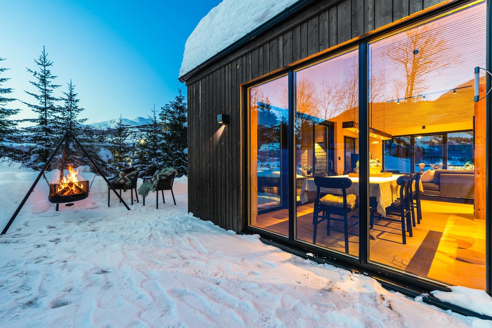 Stor hyggelig uteplass året rundt. Her fra magisk blåtime med fjelltopper som troner i utsikten. Galleribilde