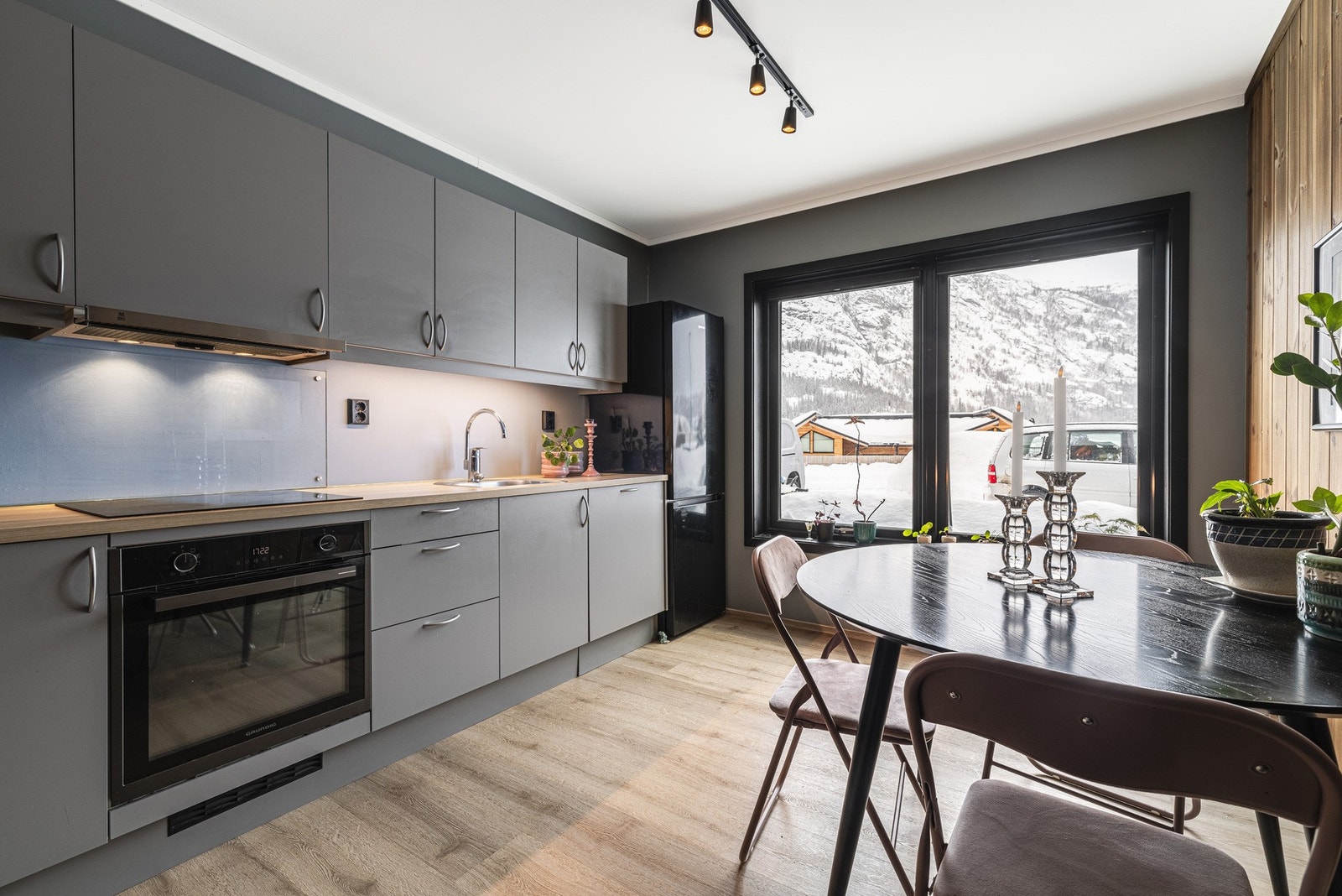 Innbydende og tidsriktig kjøkken med spiseplass. Galleribilde