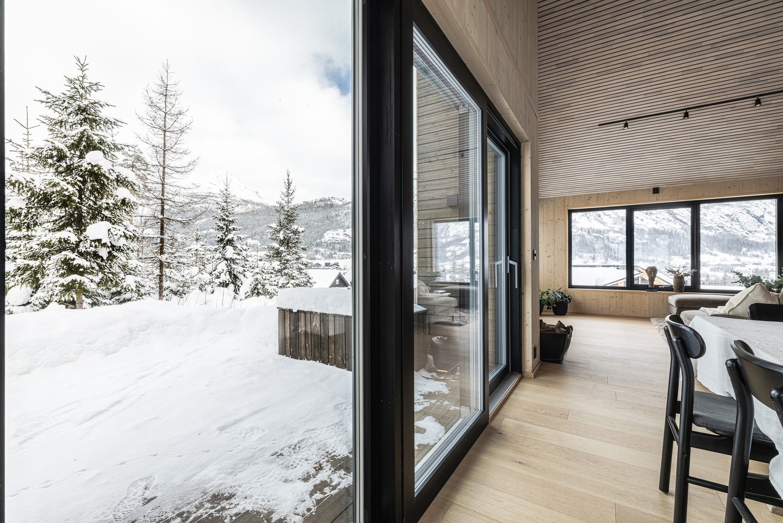 Fra spisestuen er det store skyvedører slik at utesonen blir en naturlig del av oppholdsrommet når været tillater det! Galleribilde