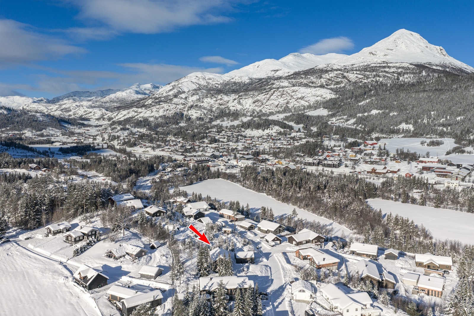 En fantastisk beliggenhet med ski inn/ut langrenn, gangavstand til sentrum, flott utsikt og gode solforhold! Galleribilde