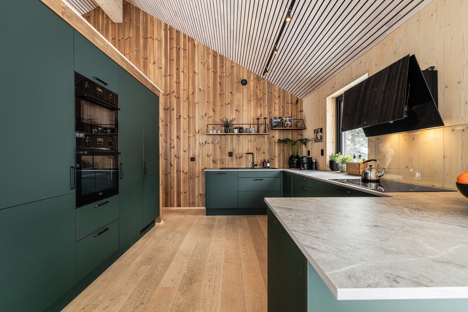 Stort praktisk og meget innbydende kjøkken med integrerte hvitevarer av god kvalitet! Galleribilde