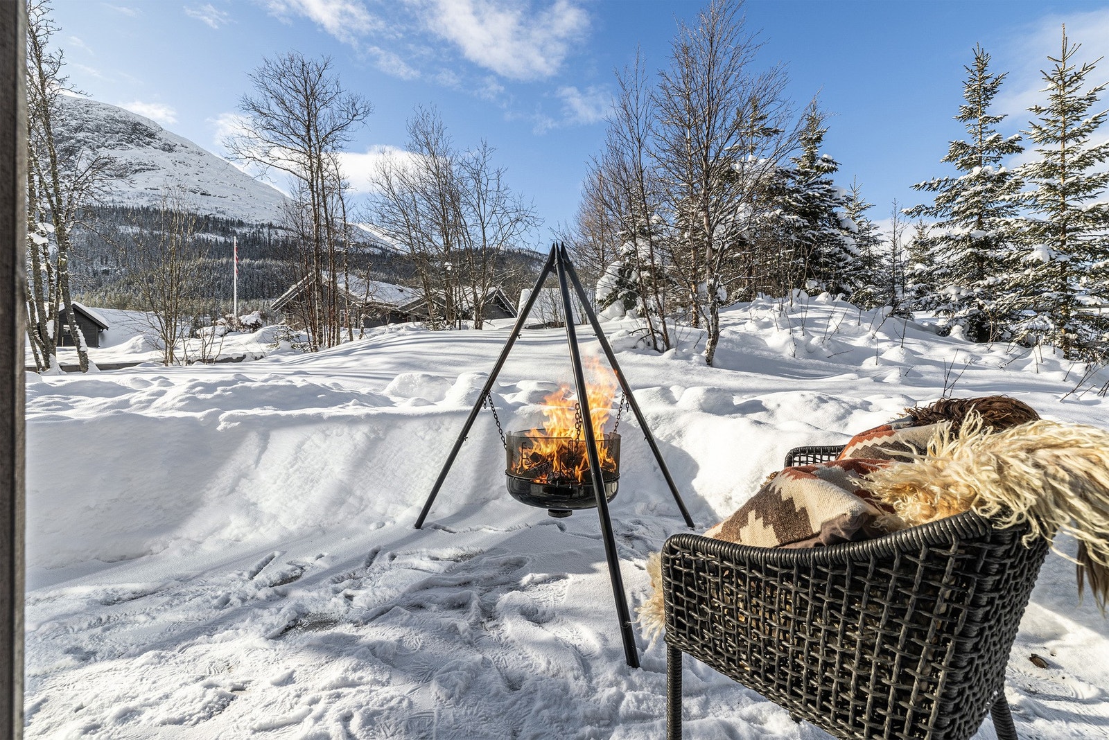 Boligen har flere opparbeidede uteplasser hvor solen nytes store deler av året! Galleribilde