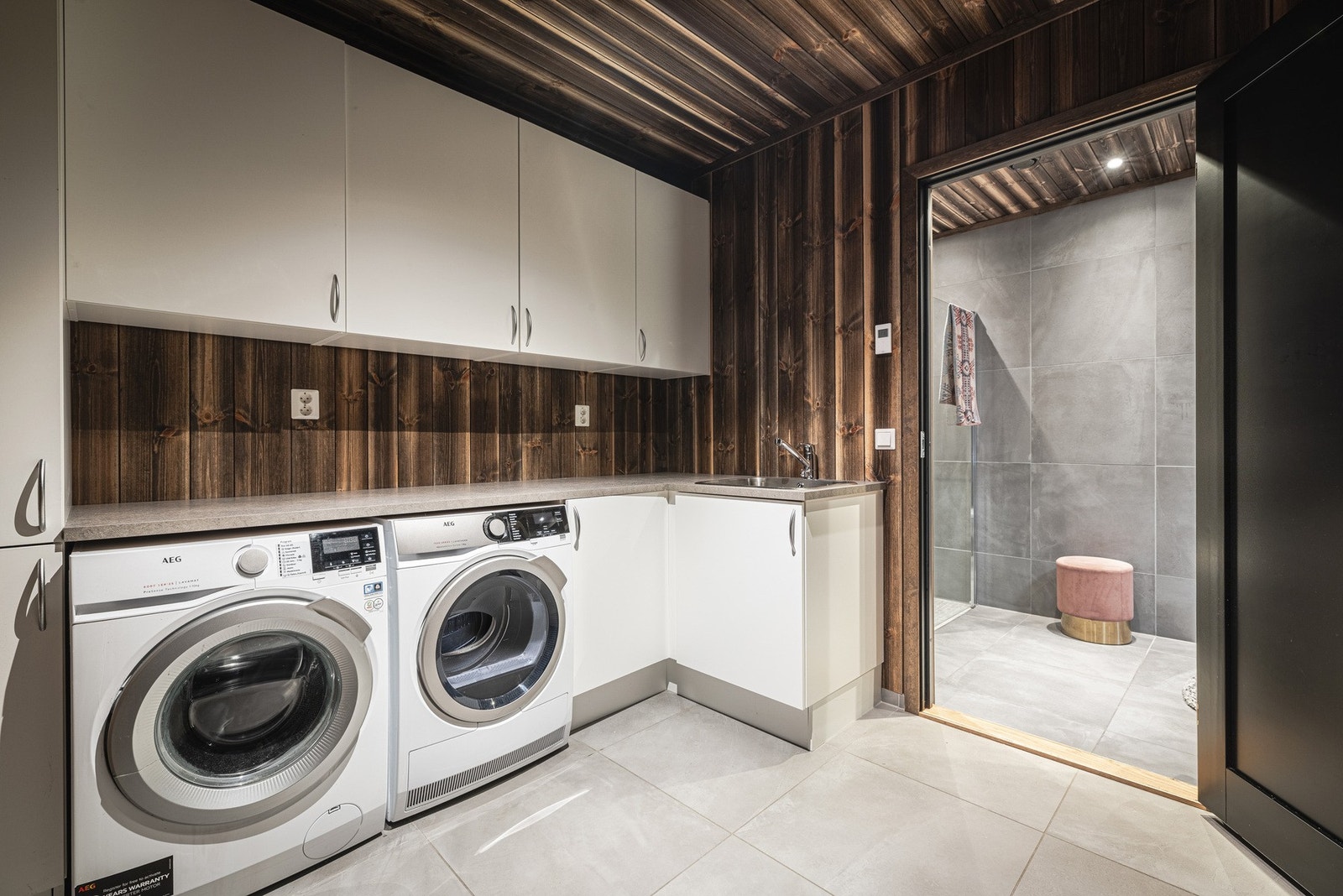 Stort praktisk vaskerom og tekniskrom. Galleribilde