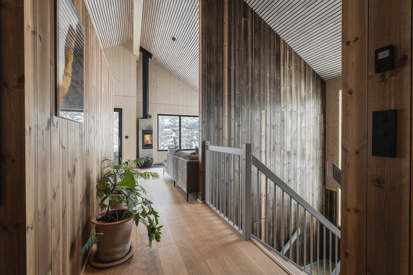 Boligen går over to plan hvor oppholdsrommet har en generøs takhøyde og fantastisk utsikt! Galleribilde