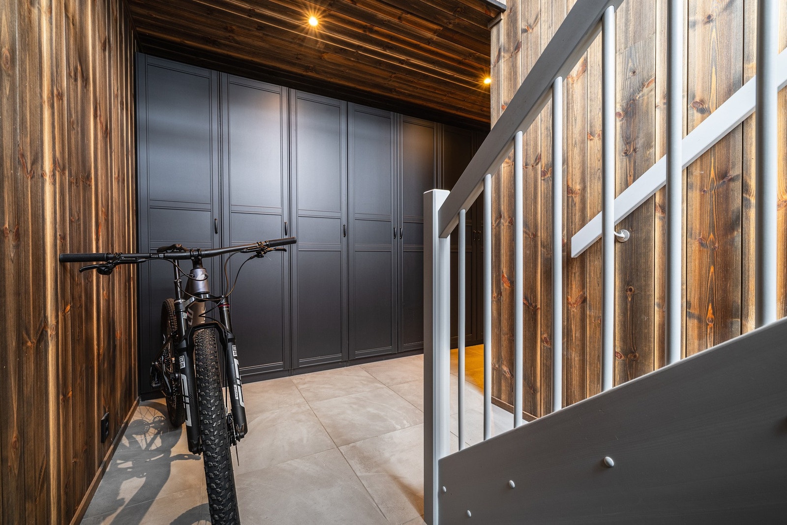 Stor gang med god oppbevaringsplass. Galleribilde