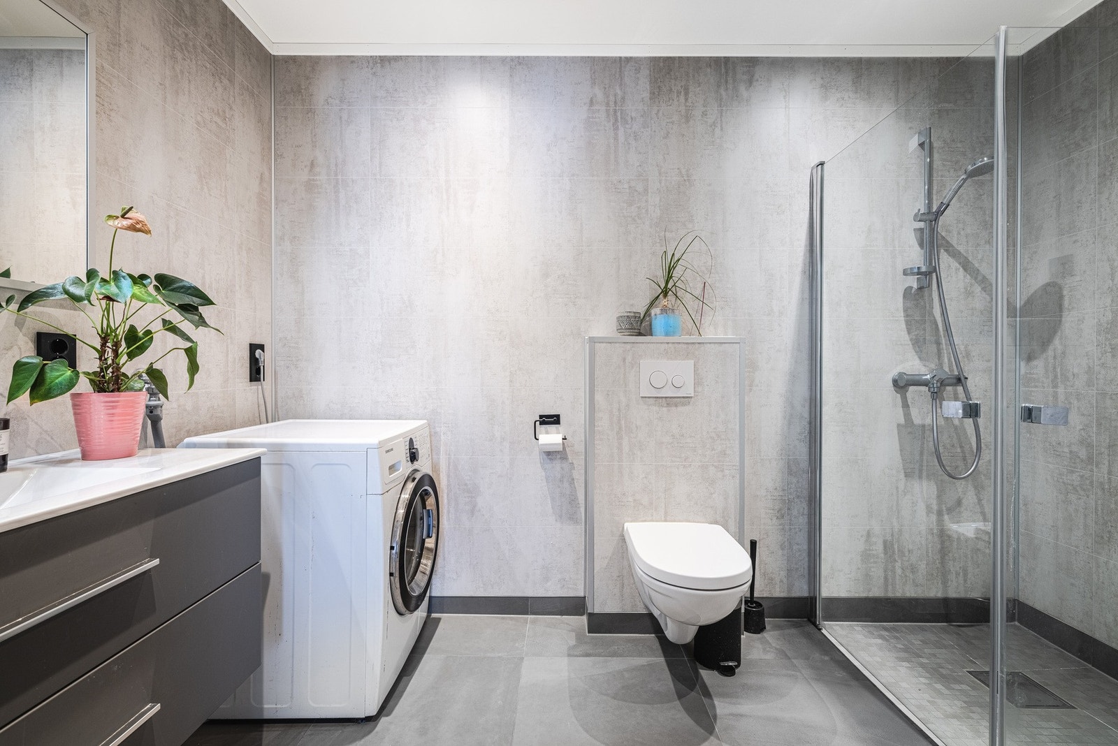 Baderom med opplegg for vaskemaskin. Galleribilde