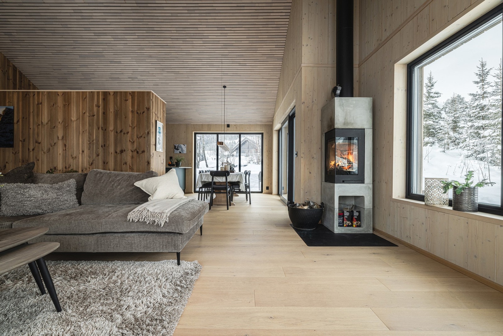 Åpen løsning fra stue mot spisestue. Galleribilde