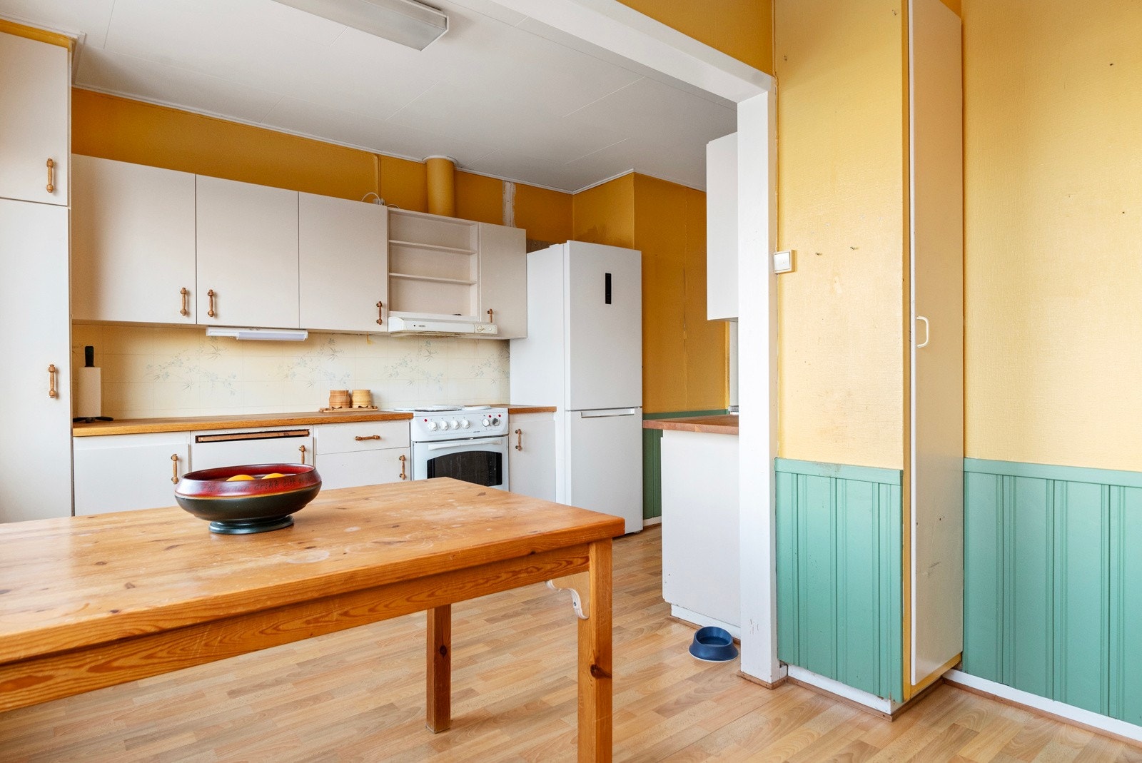 Kjøkken med plass for spisebord. Galleribilde