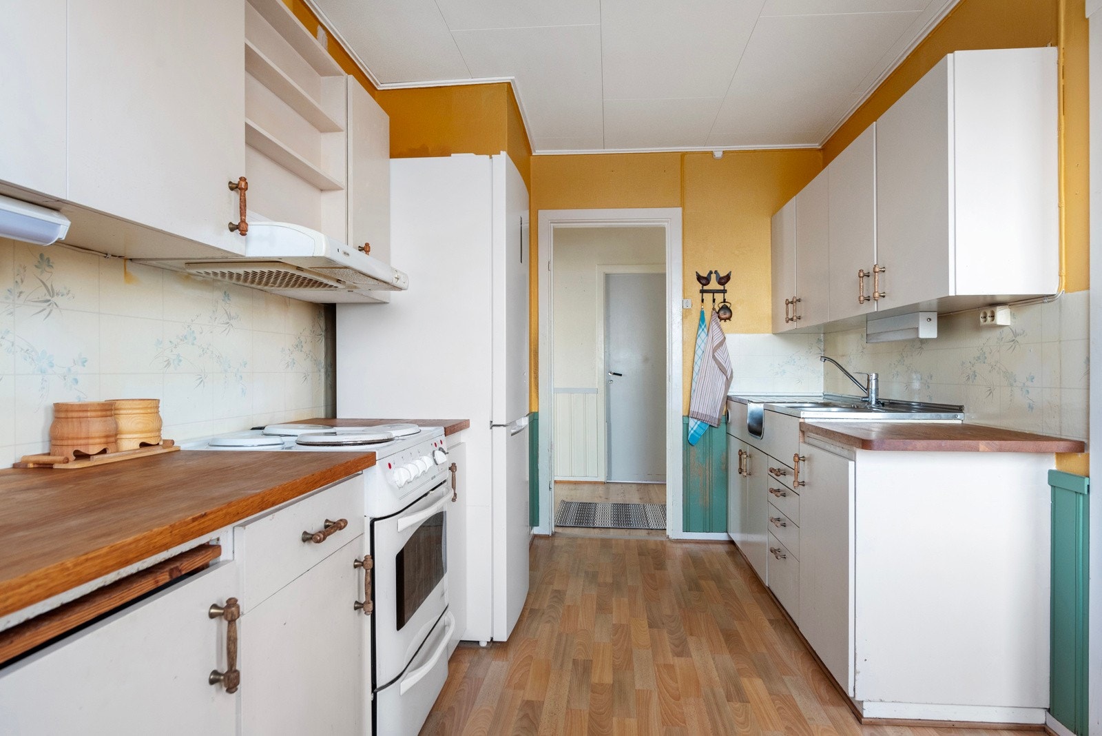 Kjøkken med opplegg for hvitevarer. Galleribilde