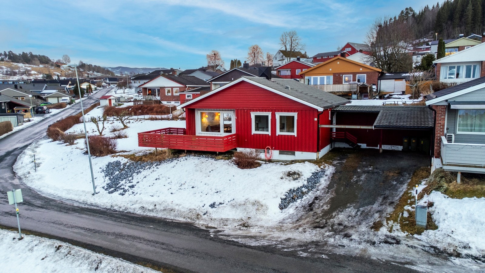Boligen ligger i enden av rekka og har en stor tomt. Galleribilde
